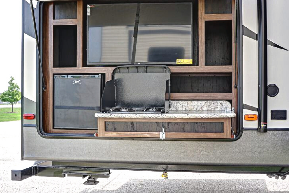 Fifth Wheel with Outdoor Kitchen